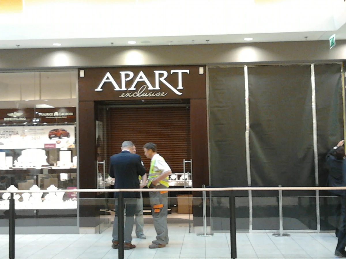 Ktoś okradł pilnie strzeżony sklep jubilerski w Szczecinie. Złodziejowi udało się włamać do sklepu w zamykanej na noc galerii handlowej w centrum miasta.