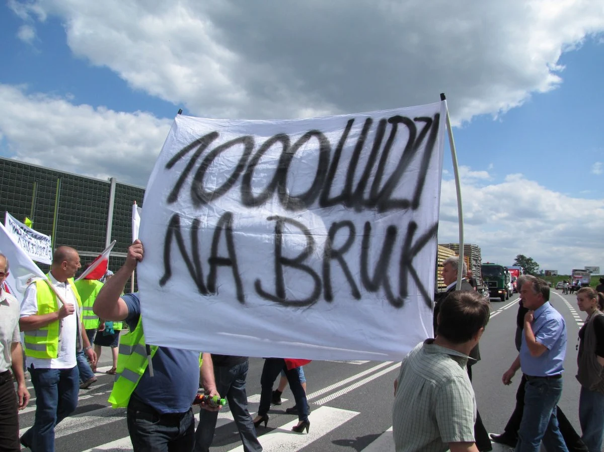 Oszukani przez firmę Poldim transportowcy protestują w Moszczenicy niedaleko Bochni w Małopolsce. Blokują przejazd krajową "czwórką", ponieważ nie dostali pieniędzy za pracę przy budowie autostrady.

