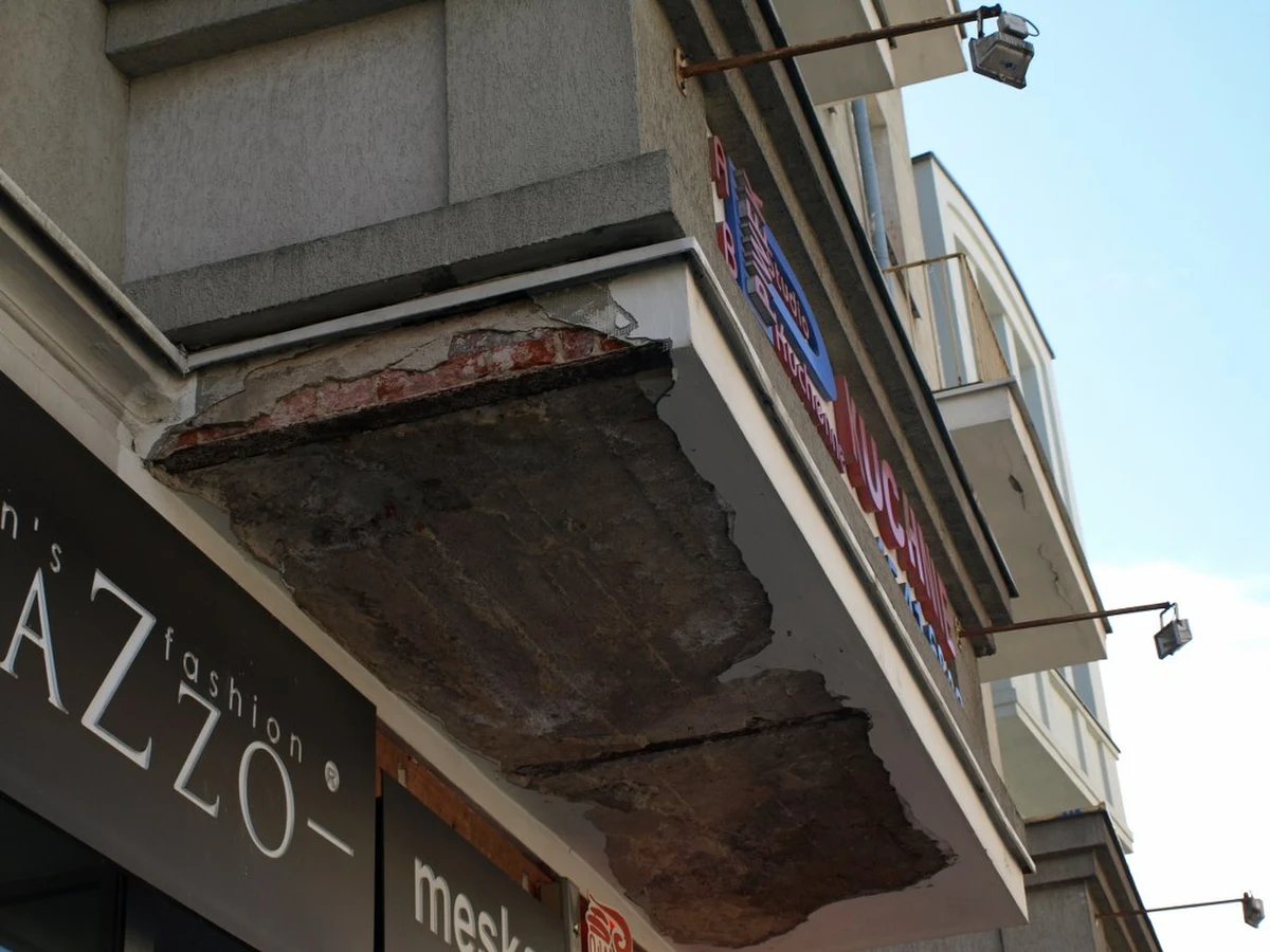 Tynk oderwany z balkonu kamienicy w Olsztynie niegroźnie ranił dwie osoby. Po wypadku, do którego doszło wczoraj wieczorem, olsztyński Nadzór Budowalny będzie przeprowadzał kontrole starych kamienic, głównie pod kątem stanu balkonów.