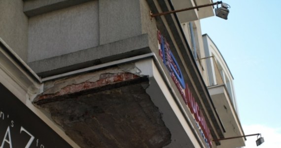 Tynk oderwany z balkonu kamienicy w Olsztynie niegroźnie ranił dwie osoby. Po wypadku, do którego doszło wczoraj wieczorem, olsztyński Nadzór Budowalny będzie przeprowadzał kontrole starych kamienic, głównie pod kątem stanu balkonów.