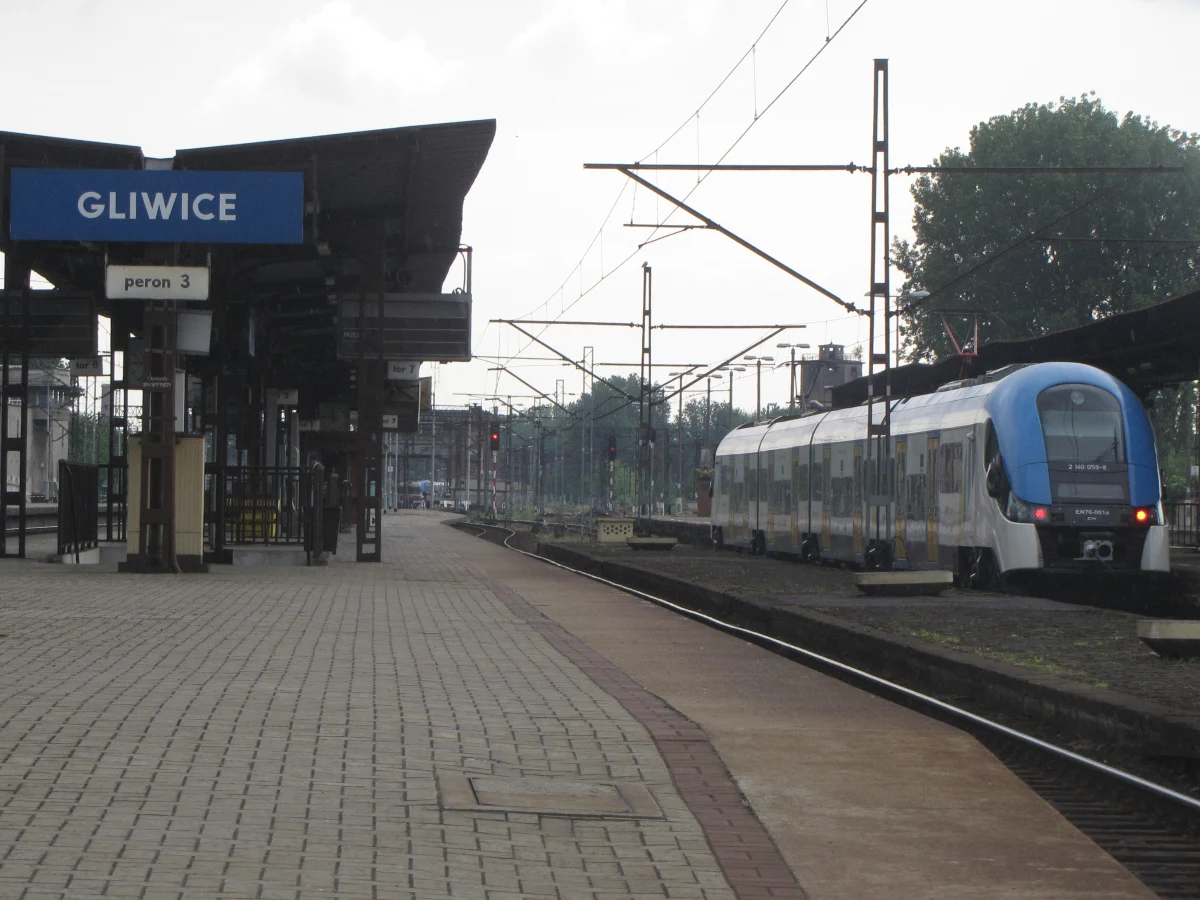 Chwile grozy przeżyli pasażerowie pociągu, który dziś nie zatrzymał się na dworcu w Gliwicach. Skład stanął dopiero 70 metrów za peronem. To ten sam typ pociągu, który kilka dni temu miał wypadek w Warszawie.