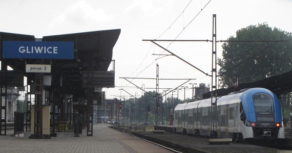 Chwile grozy przeżyli pasażerowie pociągu, który dziś nie zatrzymał się na dworcu w Gliwicach. Skład stanął dopiero 70 metrów za peronem. To ten sam typ pociągu, który kilka dni temu miał wypadek w Warszawie.