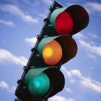 Tak, bezpieczeństwo jest ważniejsze niż płynny ruch, a kierowcy nie przestrzegają przepisów i nadużywają "strzałek"