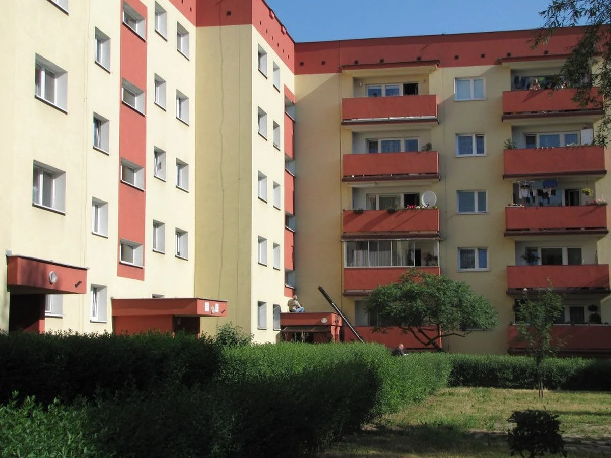 Poszukiwany za handel narkotykami 36-latek zginął w Krakowie podczas ucieczki przed policją. Mężczyzna spadł na betonowe zadaszenie z wysokości ponad 10 metrów. Próbowali go zatrzymać funkcjonariusze Centralnego Biura Śledczego.