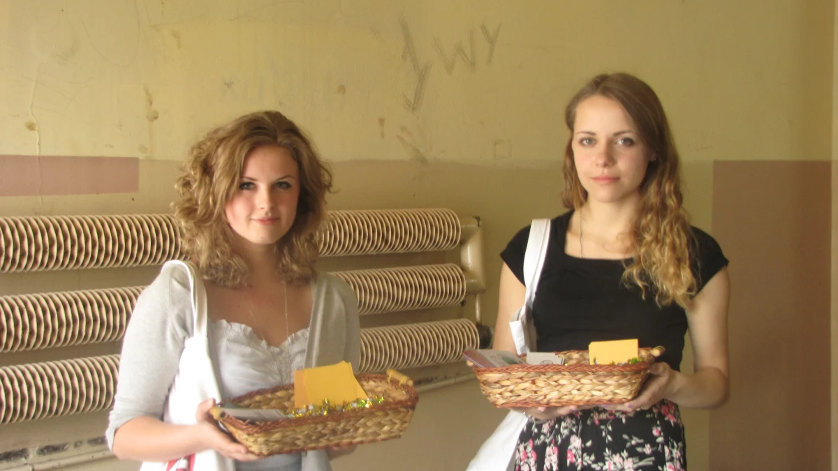 "Sąsiedzie przytrzymaj drzwi", "Miłego dnia" - zawieszki z takimi napisami pojawiły się na klamkach w bloku przy ulicy Fliegera 14 w Katowicach. Dwie studentki Akademii Sztuk Pięknych przygotowały je z okazji Międzynarodowego Dnia Sąsiada. 
