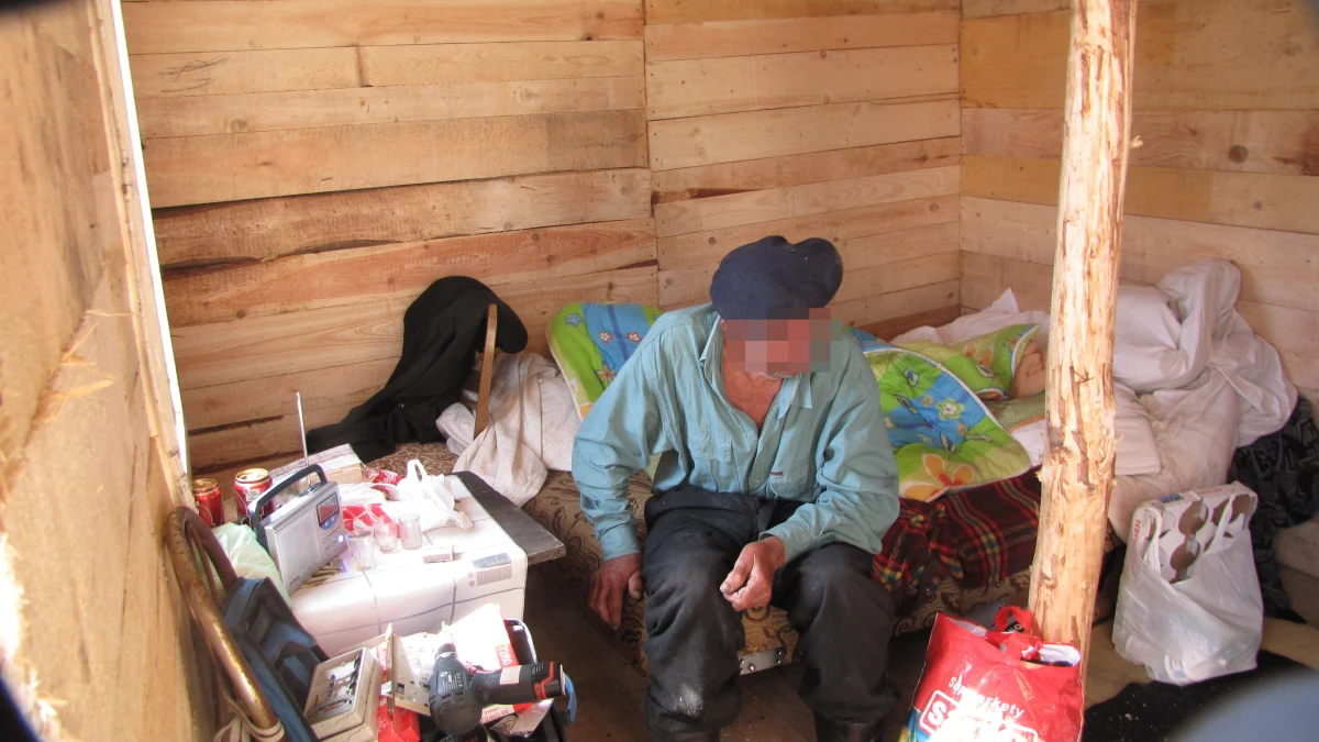 Dramat 89-letniego mieszkańca Kołobrzegu. Spłonęła lepianka przy torach kolejowych, w której mieszkał od ponad 20 lat. Pan Stanisław ma mieszkanie komunalne, ale oddał je rodzinie. Wnuk zbił dziadkowi niewielki domek z desek. 89-latek innej pomocy nie chce przyjąć.