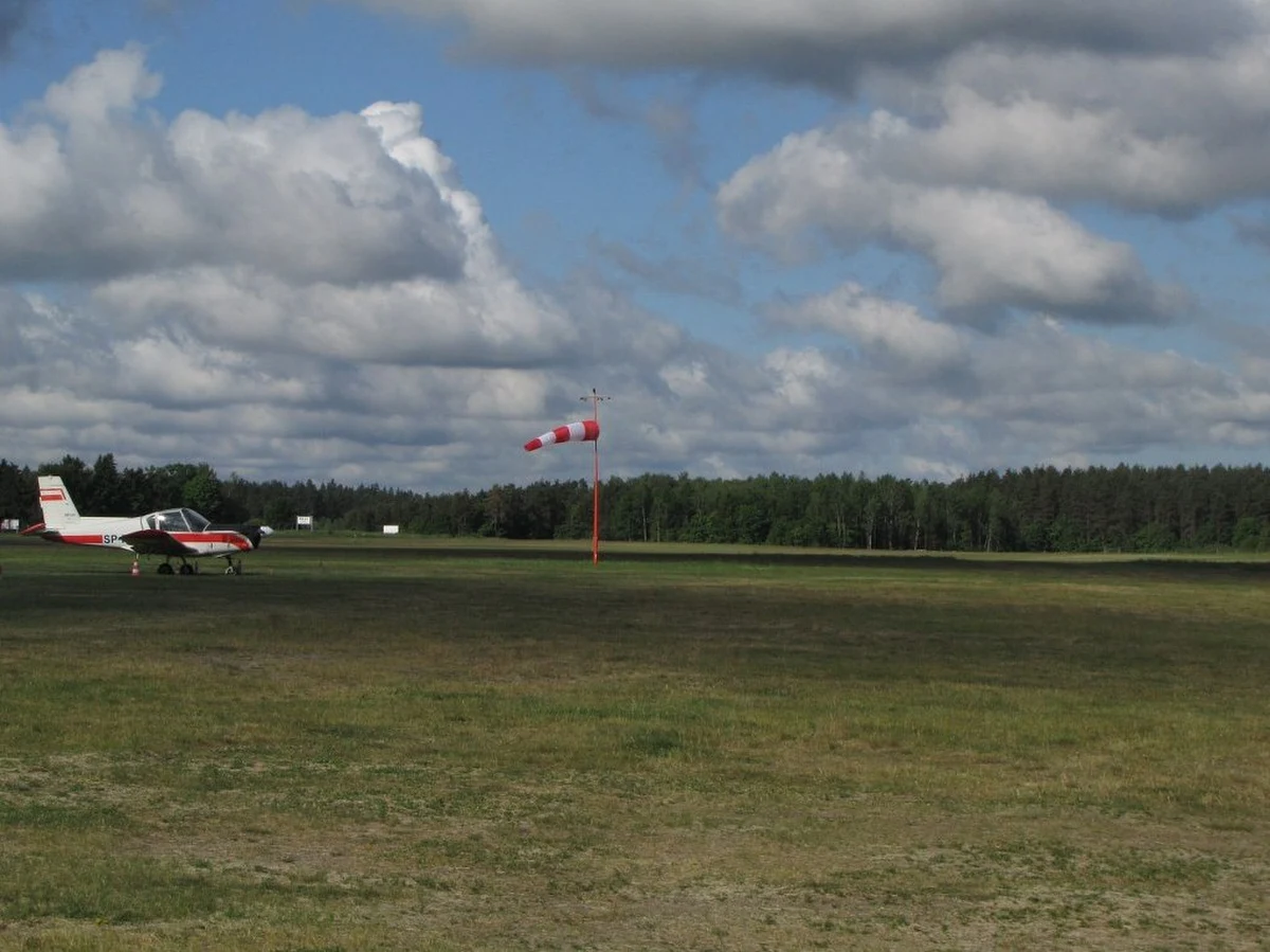 Drzewa rosnące na podejściach do lotniska w olsztyńskiej dzielnicy Dajtki stwarzają zagrożenie dla bezpieczeństwa lotów - alarmuje Państwowa Komisja Badania Wypadków Lotniczych. Co gorsza, Komisja mówi o tym już po raz drugi. Tymczasem władze Olsztyna nie zamierzają nic z tym robić.