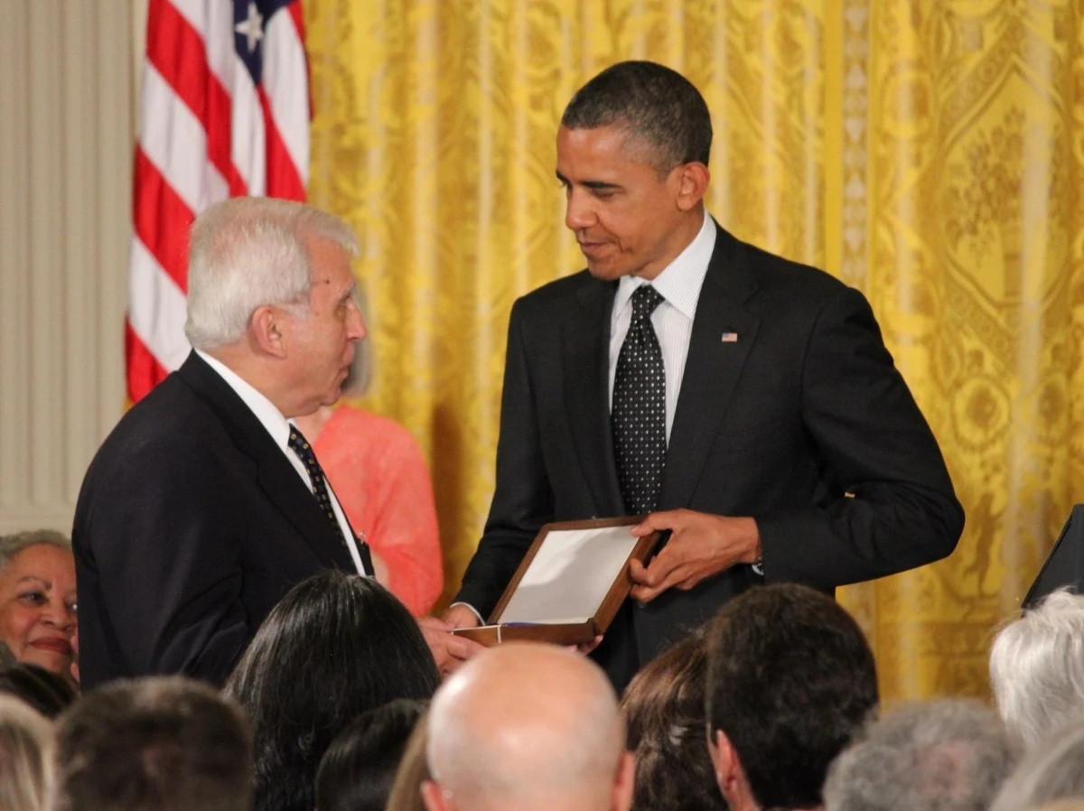 Biały Dom powtórzył oświadczenie z poprzedniego dnia - z wyrazami ubolewania - na temat gafy prezydenta Baracka Obamy z "polskim obozem śmierci". Prezydent USA przemawiał podczas uroczystości pośmiertnego uhonorowania Jana Karskiego Prezydenckim Medalem Wolności. Medal odebrał były szef MSZ Adam Daniel Rotfeld. "To nie było miejsce na protesty" - mówił.