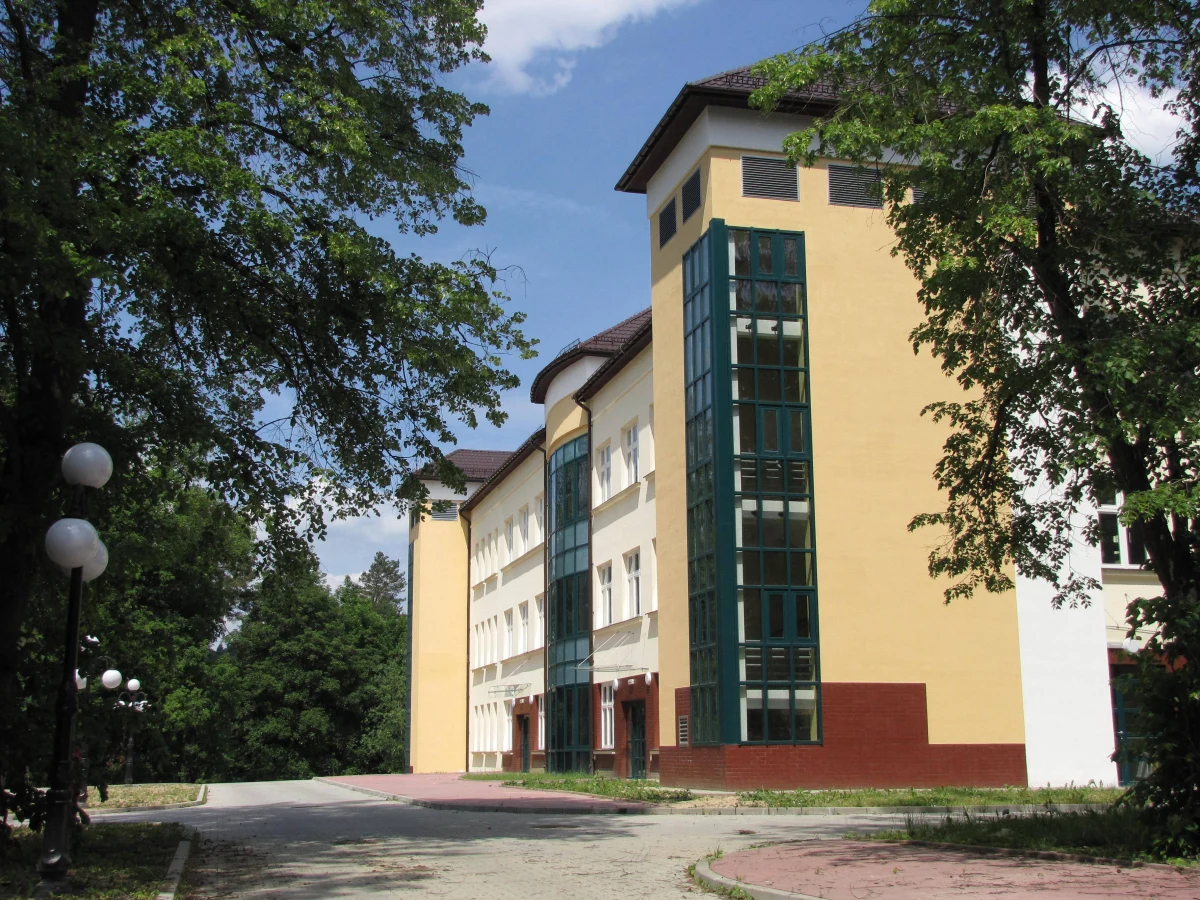 Podobnie jak w poprzednich latach również i w tym roku RMF FM w Dzień Dziecka pomaga najmłodszym. Dzisiaj cały dochód z naszego konkursu SMS-owego "Wielka Kumulacja" przeznaczony będzie na pomoc dla dzieci chorych na mukowiscydozę, które leczone są w Rabce Zdroju. Pieniądze przekażemy Polskiemu Towarzystwu Walki z Mukowiscydozą na umeblowanie i doposażenie nowego budynku Kliniki Pneumonologii i Mukowiscydozy Instytutu Gruźlicy i Chorób Płuc właśnie w Rabce.