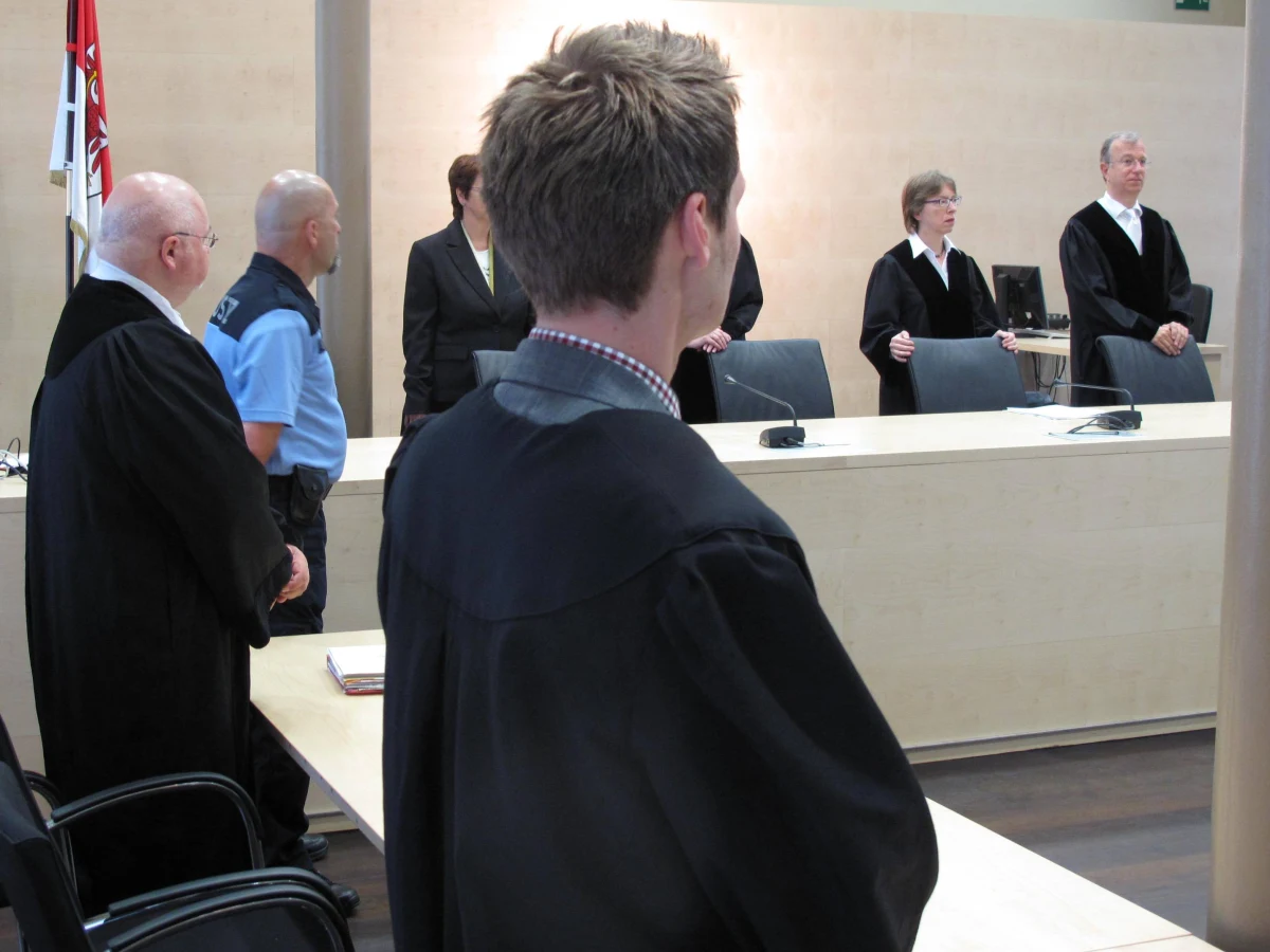 Na karę roku więzienia w zawieszeniu na dwa lata skazał sąd w Poczdamie Niemkę Beatrice D., która we wrześniu 2010 roku spowodowała wypadek polskiego autokaru pod Berlinem. Kobieta ma także ponieść koszty postępowania i zwrócić koszty, poniesione przez oskarżycieli posiłkowych. W wypadku zginęło 14 osób, a 28 pasażerów zostało rannych.