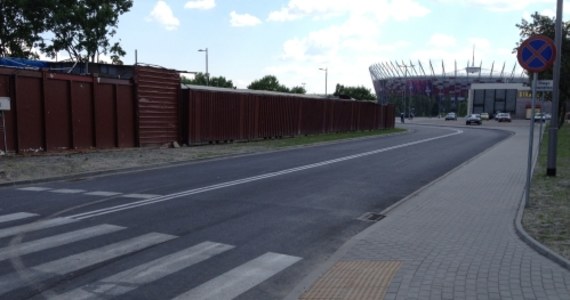 Brzydkie blaszane budy i sterty śmieci. Między innymi to zobaczą podczas Euro 2012 kibice, którzy przyjadą na stację Warszawa Stadion. Po gigantycznym targowisku wokół Stadionu Dziesięciolecia zostało kilkanaście zdezelowanych kiosków. Inspektor Nadzoru Budowlanego chciał je usunąć, ale właściciel działki skutecznie to zablokował.