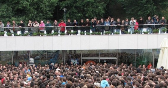 Dzieci przyciśnięte do ściany przez tłum i policja, która powstrzymuje ludzi. Tak wyglądało rozdawanie wejściówek na treningi gwiazd Euro w Krakowie. Pod Wawelem zebrało się kilkanaście tysięcy osób.