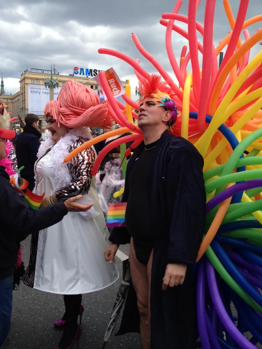 Po raz 11. ulicami Warszawy przeszła w sobotę Parada Równości - coroczna manifestacja lesbijek, gejów, biseksualistów i osób transseksualnych oraz sprzeciwiających się homofobii i dyskryminacji. Marsz odbył się pod hasłem "Po prostu równość". Według organizatorów, wzięło w nim udział ok. 4 - 5 tys. osób.