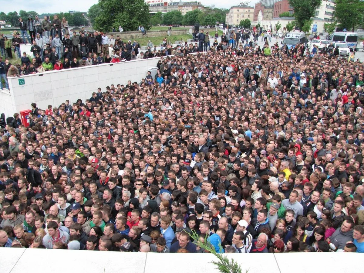 W internecie kwitnie handel wejściówkami na treningi reprezentacji Anglii, Holandii i Włoch w Krakowie. To, co wczoraj tak trudno było zdobyć za darmo, dziś można kupić. Policja ostrzega, że odsprzedaż biletów z zyskiem to wykroczenie. 

