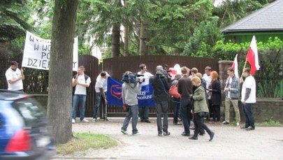 Demonstracja przed domem Wałęsy