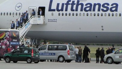 Niemieccy piłkarze przylecieli do Gdańska niezwykłym samolotem