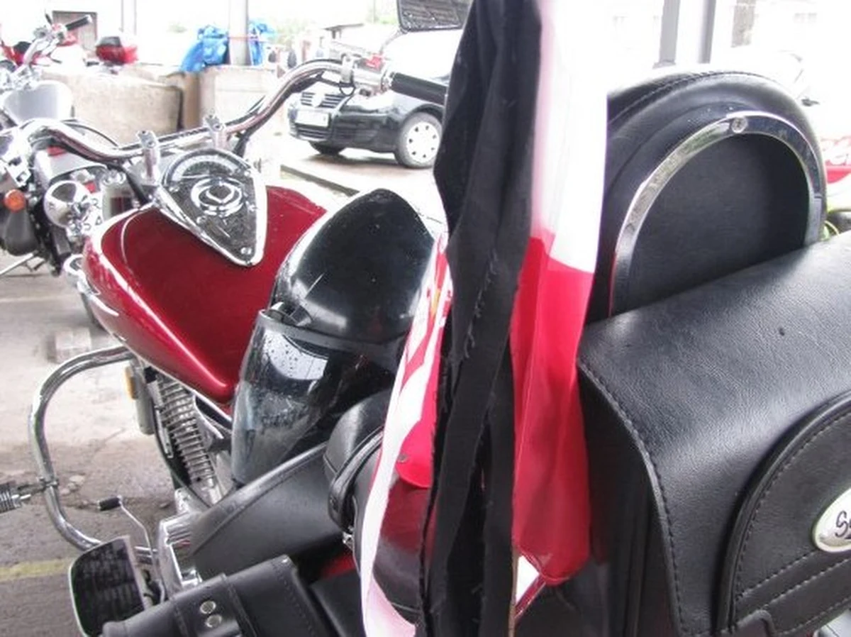 Ponad sześćdziesięciu motocyklistów z Polski i Węgier symbolicznie żegna swoich kolegów, którzy zginęli w wypadku na Zakopiance. Ponad tydzień temu w prawidłowo jadące jednoślady uderzył samochód. Zginęły trzy osoby. 

