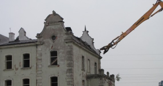 Kolejowy dworzec Łódź Fabryczna już przeszedł do historii. Właśnie rozpoczęła się rozbiórka tego zabytkowego, XIX-wiecznego budynku, z którym każdy, kto był w Łodzi ma jakieś wspomnienia i skojarzenia.