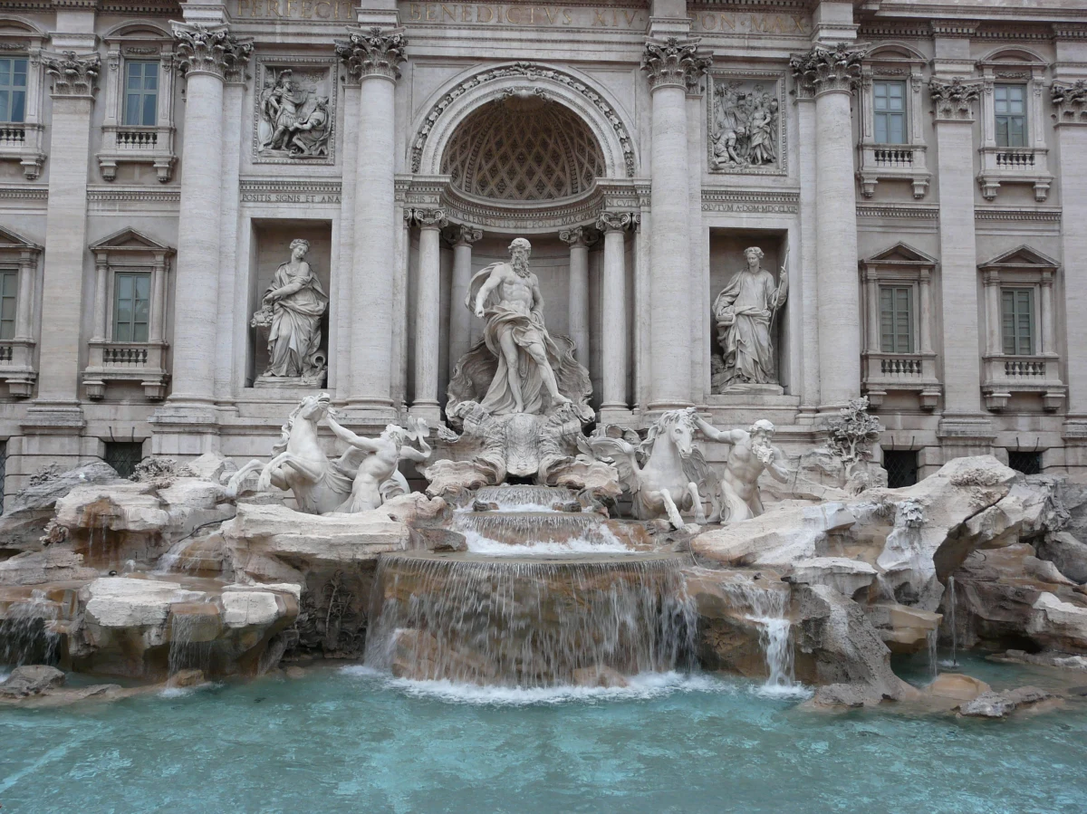 Po alarmie dla sypiącego się Koloseum w Rzymie ogłoszono "SOS" dla barokowej Fontanny di Trevi, z której odpadł fragment marmurowego gzymsu. Kilka innych dużych kawałków zostało prewencyjnie usuniętych, by nie dopuścić do ich oderwania. Zniszczeniu uległy fragmenty niezwykle bogatej sztukaterii, między innymi liście laurowe jednego z kapiteli.