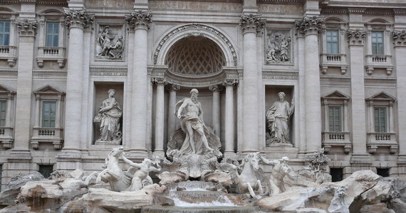 Po alarmie dla sypiącego się Koloseum w Rzymie ogłoszono "SOS" dla barokowej Fontanny di Trevi, z której odpadł fragment marmurowego gzymsu. Kilka innych dużych kawałków zostało prewencyjnie usuniętych, by nie dopuścić do ich oderwania. Zniszczeniu uległy fragmenty niezwykle bogatej sztukaterii, między innymi liście laurowe jednego z kapiteli.