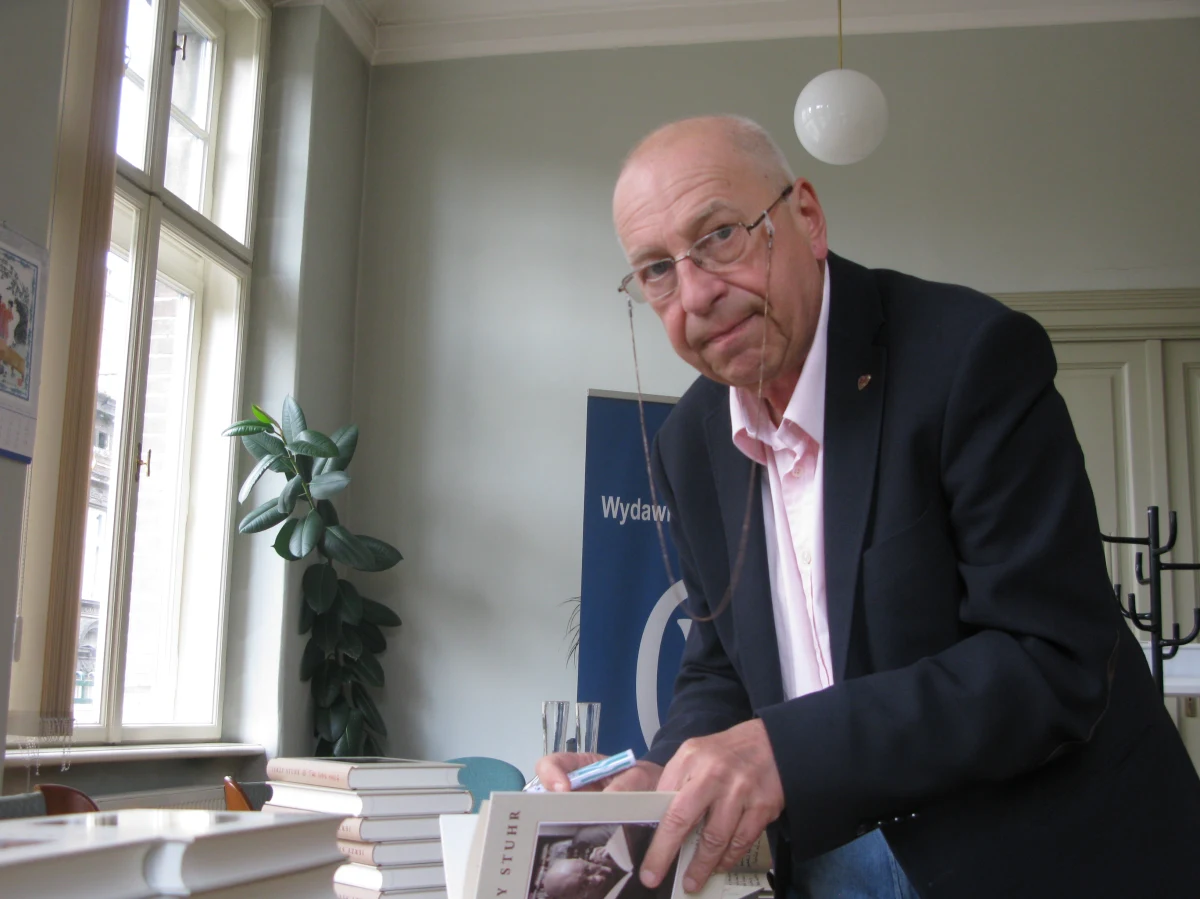 "Zawsze choroby wymuszały u mnie inny stan skupienia, sprzyjający cudownemu nastrojowi brania pióra do ręki, odkładania go, zmazania, wyrzucenia kartki do kosza... i dążenie ku wolności artystycznej. Chyba pomyliłem się z zawodem" - wyznaje Jerzy Stuhr w rozmowie z dziennikarzem RMF FM Grzegorzem Jasińskim. "Choroba może dotknąć każdego, dlatego ta książka powinna zainteresować wielu ludzi" - mówi aktor o swoim dzienniku "Tak sobie myślę", który prowadził przez pół roku zmagań z chorobą nowotworową.