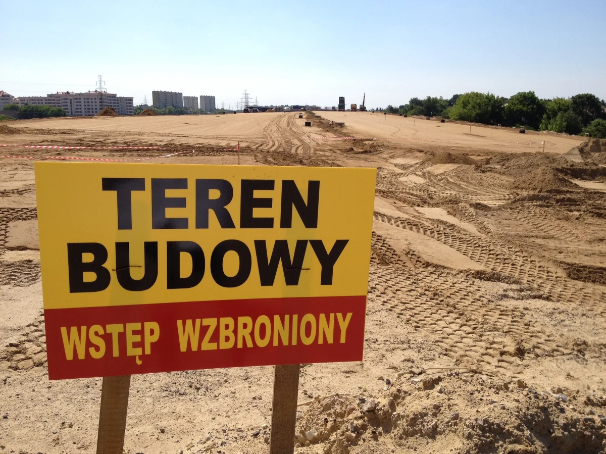 Południowa obwodnica Warszawy, a dokładnie jej 11-kilometrowy odcinek od węzła Konotopa do węzła Lotnisko będzie opóźniony co najmniej o 5 miesięcy. To oficjalny zapis, bo inżynier kontraktu zgodził się na jego wydłużenie o 138 dni, czyli prawie do końca stycznia. Tymczasem trasa miała być przejezdna na Euro, w całości oddana w sierpniu. Generalna Dyrekcja Dróg i Autostrad twierdzi, że wykonawca pracuje za wolno, ale część winy ponosi sam urząd.