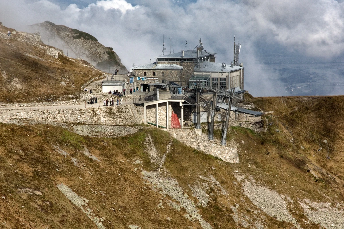 Tysiąc osób będzie sprzątało Tatry w ostatni dzień czerwca. Akcja zbierania śmieci będzie największą, jaką do tej pory zorganizowano w najwyższych polskich górach. Niestety na tatrzańskich szlakach leżą setki kilogramów "pozostałości" po pseudo-turystach.