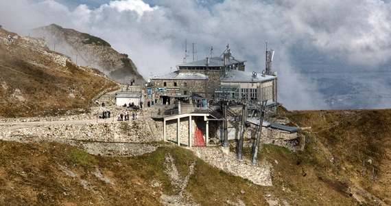 Tysiąc osób będzie sprzątało Tatry w ostatni dzień czerwca. Akcja zbierania śmieci będzie największą, jaką do tej pory zorganizowano w najwyższych polskich górach. Niestety na tatrzańskich szlakach leżą setki kilogramów "pozostałości" po pseudo-turystach.