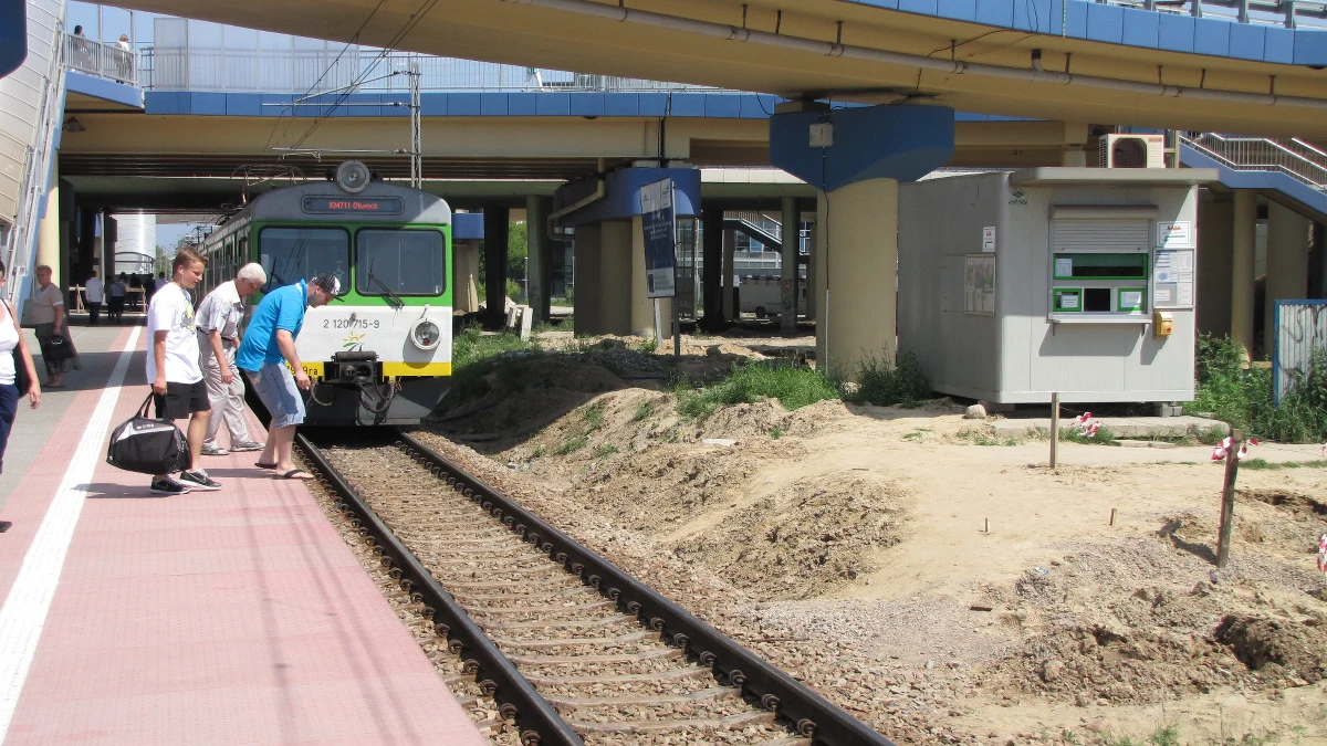 Najwcześniej za kilka tygodni skończą się problemy podróżnych na przystanku kolejowym Warszawa-Służewiec. Dopiero wtedy na peronie pojawią się biletomaty. Teraz kasa stoi obok peronu. By kupić bilet pasażerowie zeskakują z peronu i przechodzą przez tory.