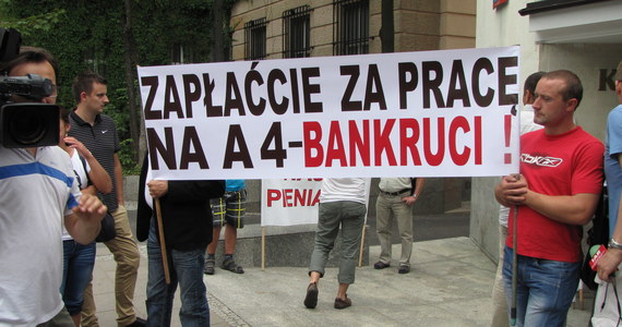 Kilkudziesięciu przedsiębiorców, oszukanych przy budowie autostrady A4 na Podkarpaciu i w Małopolsce, przyjechało do Sejmu. Chcą przyspieszenia prac nad ustawą, która pozwoli odzyskać część zaległych wypłat.