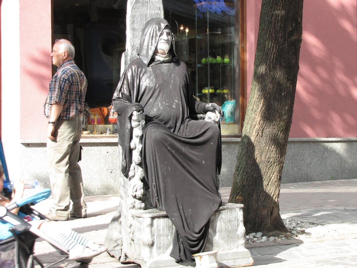 Koniec wolności sztuki na Krupówkach. Muzycy, mimowie, tatuażyści, lalkarze i inni twórcy mają zniknąć z zakopiańskiego deptaka. Urzędnicy uznali, że jedynymi słusznymi artystami, którzy mogą tam pozostać, są malarze i karykaturzyści. 
