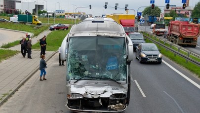Na krajowej „jedynce” autobus zderzył się z tirem