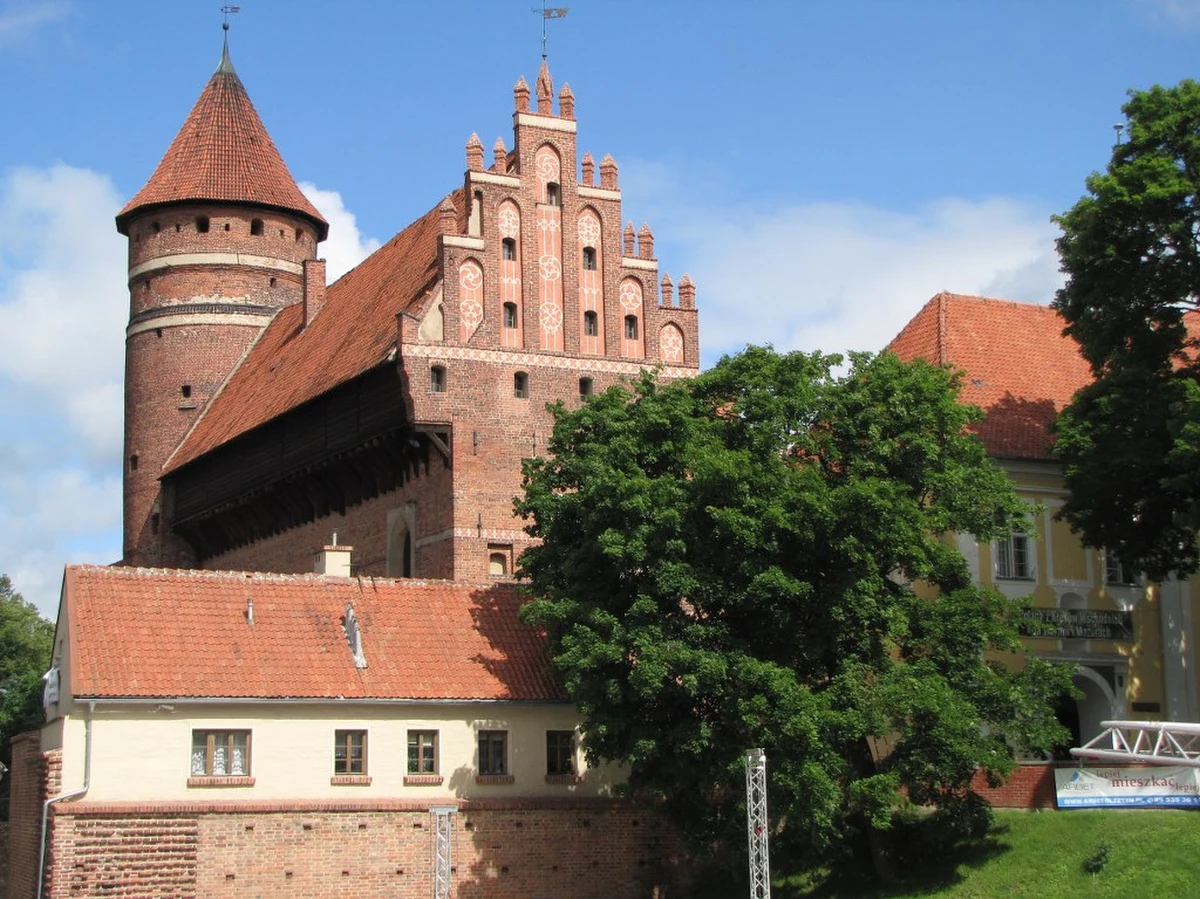 Muzeum Warmii i Mazur w Olsztynie straci ministerialną dotację na remont zabytkowej więźby dachowej olsztyńskiego zamku. Powód - brak pieniędzy na wkład własny, wynikający z niezgrania biurokratycznych terminów. Teraz muzeum grożą kary od konserwatora zabytków.
