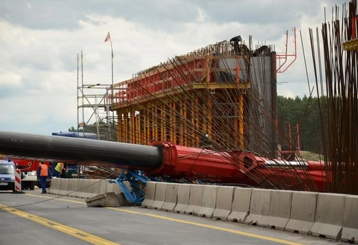 Operator dźwigu, który przewrócił się wczoraj na krajową "jedynkę" w Otłoczynie w Kujawsko-Pomorskiem, był trzeźwy. Ramię maszyny zatarasowało przejazd ruchliwą trasą na osiem godzin. W sprawie tego wypadku toczy się śledztwo pod nadzorem prokuratury.