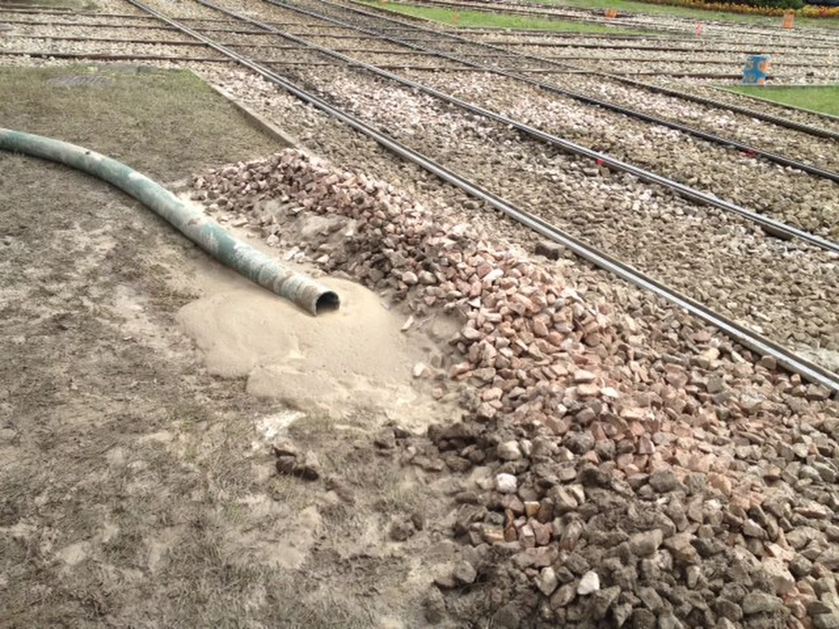 Na warszawskim rondzie Daszyńskiego w miejscu, z którego ruszyły tarcze drążące tunel II linii metra, z ziemi znów wypływa tajemnicza piana. Wczoraj z powodu wycieku substancji przez kilka godzin wstrzymany był ruch.