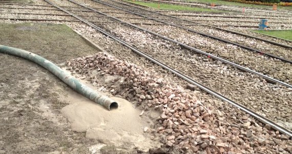 Na warszawskim rondzie Daszyńskiego w miejscu, z którego ruszyły tarcze drążące tunel II linii metra, z ziemi znów wypływa tajemnicza piana. Wczoraj z powodu wycieku substancji przez kilka godzin wstrzymany był ruch.