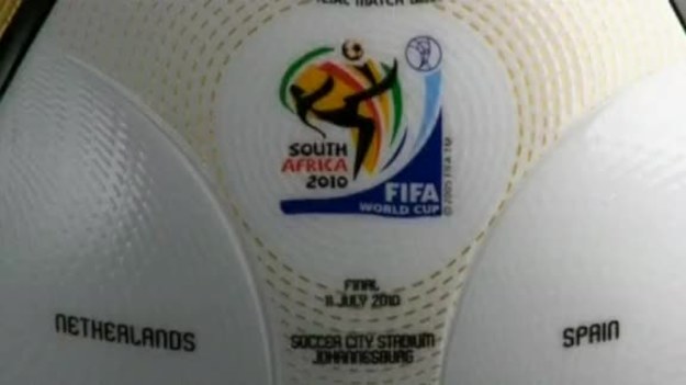 Finałowy mecz piłkarskich mistrzostw świata w RPA zostanie rozegrany złoto-białą piłką Jo'bulani. Już 11 lipca kwestię zwycięstwa rozstrzygną między sobą Holandia i Hiszpania.     /źródło: The NewsMarket/
