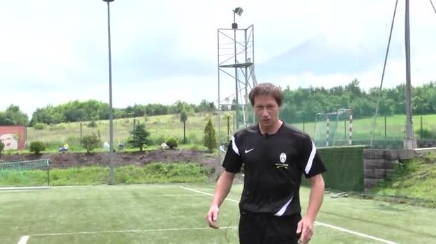 Akademia Trików to projekt realizowany wspólnie z Juventus Soccer Schools Polska, zachęcający młodzież do ćwiczeń i uprawiania sportu. Piłkarskie triki, które następnie wykonywali młodzi piłkarze, prezentował - specjalnie dla Interia.pl - Mirosław Szymkowiak.
