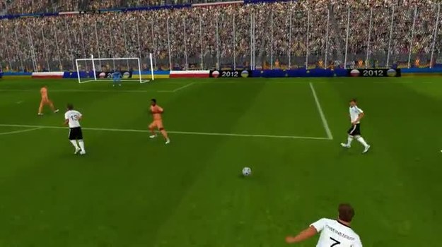 W 38. minucie meczu Mario Gomez ponownie wykorzystał zagranie Bastiana Schweinsteigera w pole karne i technicznym strzałem pokonał holenderskiego bramkarza, podwyższając na 2:0 dla Niemiec. Zobacz, jak padł ten gol.