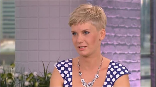 Zamknęłam już rok, ale lekarz nie pozwolił mi przystąpić do obrony - Edyta Pazura, która oczekuje narodzin drugiego dziecka, mówiła w "Dzień Dobry TVN" o swoich studiach. - Moja mama jest bardzo wyczulona na punkcie mojego wykształcenia - dodała (Dzień Dobry TVN/x-news).