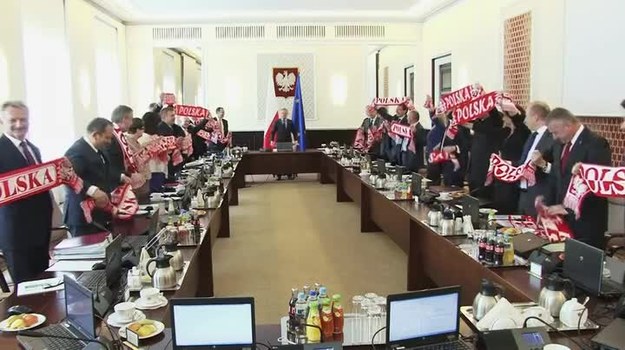 Przed meczem Polska-Rosja premier oraz ministrowie dopingują "Biało-czerwonych".