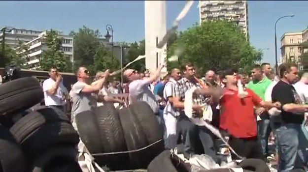 W wielu polskich miastach odbyły się protesty taksówkarzy, którzy nie zgadzają się na deregulację ich zawodu. Ruch na ulicach był utrudniony. Warszawscy taksówkarze, jadąc bardzo wolno, dotarli pod Sejm (TVN24/x-news).