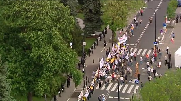 Posłowie wyszli do protestujących przed Sejmem związkowców "Solidarności", którzy blokują wyjazd z Sejmu. Według wcześniejszych zapowiedzi członków "S", związkowcy nie będą przepuszczać parlamentarzystów. (TVN24/x-news)
