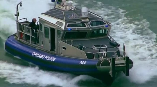 Policjanci uratowali dwóch żeglarzy, których łódź przewróciła się na jeziorze Michigan. Według funkcjonariuszy, mężczyźni byli pod wpływem alkoholu. Obaj trafili do szpitala na obserwację (Agencja TVN/CNN Newsource).