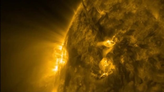 NASA opublikowała zdjęcia wybuchów na słońcu. Do erupcji doszło po wschodniej stronie Słońca. Na filmie widać jęzory plazmy odrywające się od powierzchni gwiazdy i szybujące w przestrzeń kosmiczną (Agencja TVN/CNN Newsource).