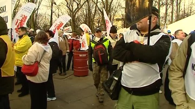 Od rana związkowcy NSZZ "Solidarność" protestują przed Sejmem przeciwko wprowadzeniu proponowanych przez rząd rozwiązań emerytalnych. Protestujący domagają się przeprowadzenia w tej sprawie referendum (Agencja TVN/TVN24).
