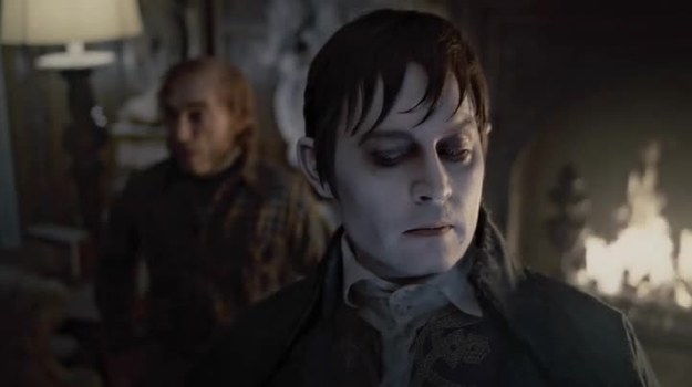 Barnabas (Johnny Depp) ma wszystko, czego mógłby zapragnąć. Na swoje nieszczęście, bohater łamie serce pięknej Angelique Brouchard (Eva Green), która z nienawiści zamienia go w wampira...