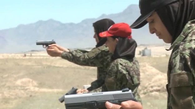 NATO Channel: Za każdym razem, kiedy wychodzą do pracy, wiedzą, że mogą już nie wrócić do domu. Policjantki z afgańskiego miasta Kandahar walczą nie tylko z przestępcami. Ich największym wrogiem są fanatycy, którzy nienawidzą odważnych kobiet...