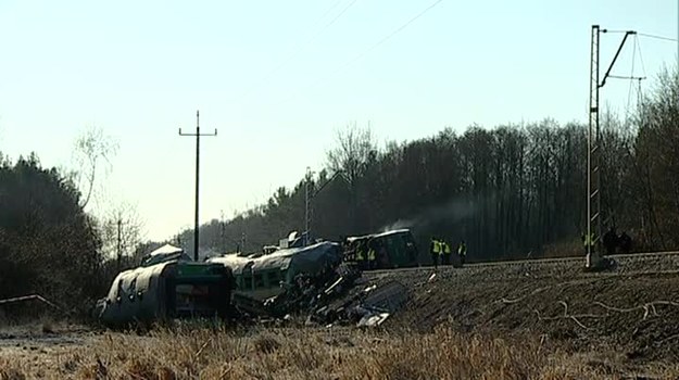 W poniedziałek rano strażacy wznowili akcję poszukiwawczą na miejscu katastrofy kolejowej w Szczekocinach. Kolejarze dalej pracują nad uprzątnięciem torowiska. W sobotnim zderzeniu dwóch pociągów zginęło 16 osób, a 57 zostało rannych (Agencja TVN/TVN24).