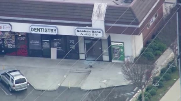 W Buena Park w stanie Kalifornia doszło do napadu na bank. Sprawca wziął jako zakładniczkę kierowniczkę placówki. Pozostałym pozwolił opuścić budynek. Brygada antyterrorystyczna, podczas szturmu, uwolniła kobietę. Sprawca został postrzelony (Agencja TVN/CNN Newsource).